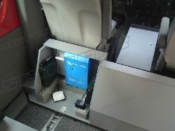 TechnikraumBefindet sich zwischen dem Fahrersitz und der gedrehten Sitzbank. (54)